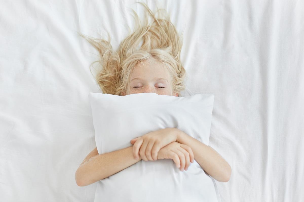 Trucuri pentru a-i trezi mai usor pe copii dimineata. Functioneaza chiar si in cazul celor mai somnorosi!